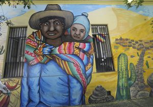 Peinture d'un père andin et son enfant sur les murs de Santiago, Yungay avec l'agence de voyage Chile Excepción
