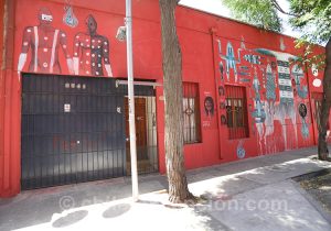 Rue rouge à Santiago