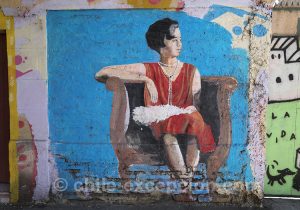 Peinture d'une femme sur une chaise, Yungay, Santiago avec l'agence de voyage Chile Excepción