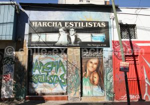 Les graffitis se mélangent volontiers avec le street art.