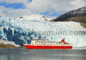 Mn-Skorpios-III-frente-a-Glaciar-el-Brujo