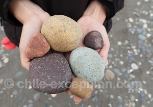 Pierres sur la plage, côte Pacifique du Chili