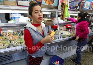 Vendeuse de salade de fruits de mer