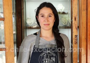 Femme devant sa vitrine
