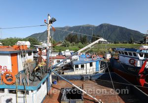 L'arrivée sur le port de la ville de Puerto Aysén, Patagonie australe, Chili
