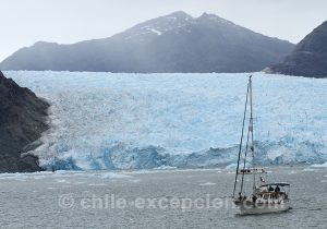Voilier sur le lac San Rafael, Patagonie australe, Chili