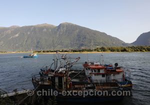 Vue sur le lac Aysén de la ville de Puerto Aysén en Patagonie australe, Chili