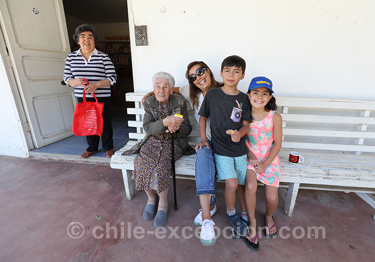 Habitants de Paredones, petit village du Chili avec l Habitants de Paredones, petit village du Chili avec l