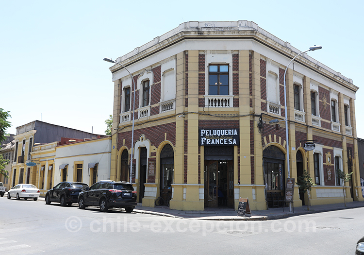Restaurant La Peluquería Francesa, ancien salon de coiffure à tendances françaises de Santiago devenu restaurant français dans le quartier de Yungay Restaurant La Peluquería Francesa, ancien salon de coiffure à tendances françaises de Santiago devenu restaurant français dans le quartier de Yungay