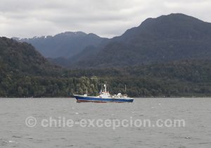Bateau sur le fjord Aysen, Cinco hermanas