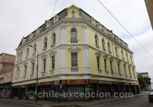 Bâtiment jaune de la ville basse de Valparaiso, Chili