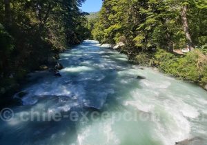 Traversée d'un torrent, vallée de Puelo