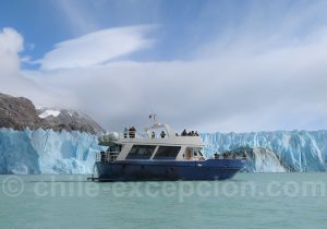 Bateau Quetru devant le glacier O'Higgins