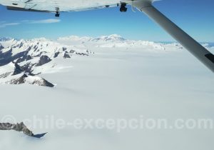 Survol du Grand champ de glace patagonique au Chili