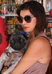 Une chilienne et sa mascotte