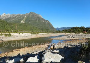 Rio Blanco à Chaitén peu avant qu'il ne se jette dans le Pacifique