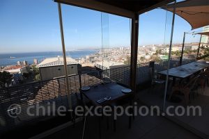 Terrasse avec vue sur le port de Valparaiso à l'hôtel Verso