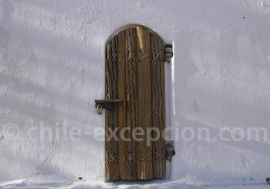 Porte en bois de cactus, village de Socaire, Nord du Chili