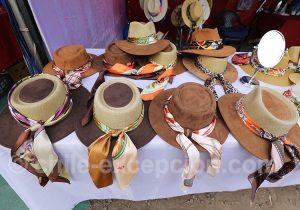 Chapeaux avec foulards