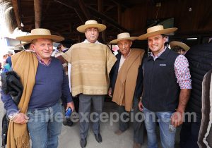 Chiliens en tenue traditionnelle