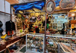 Stand d'antiquités diverses au marché aux puces