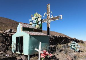 Tombe fleurie au cimetière de Chusmiza