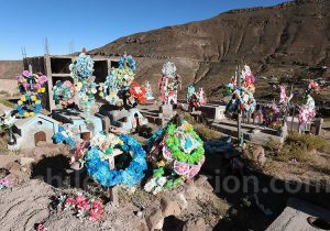 Tombes et couronnes de fleurs au cimetière de Chusmiza
