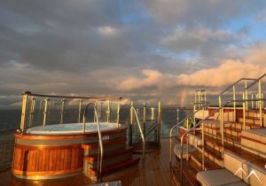 Jacuzzi extérieur en croisière sur l'Ocean Victory en Antarctique