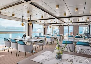 Restaurant panoramique du bateau de croisière premium Ocean Victory en Antarctique