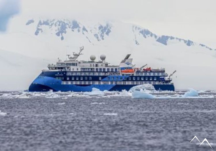 vue d'ensemble du bateau de croisière Ocean Victory en Antarctique